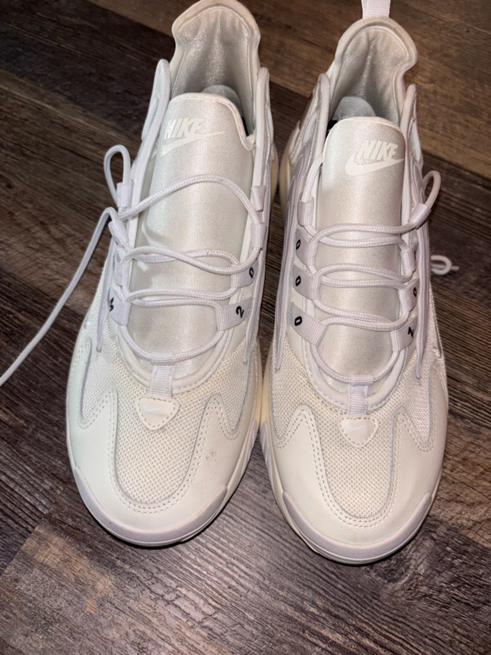 Nike White womens Low-Top Athletic Sneakers